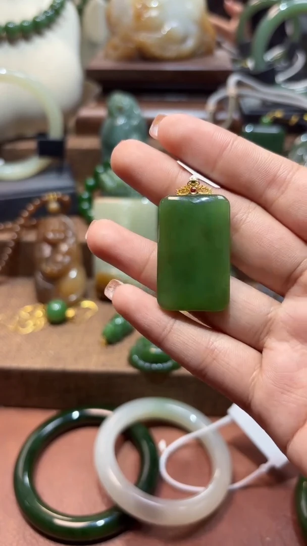 颈饰18K金镶嵌和田玉（碧玉）1