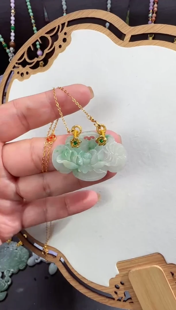 翡翠未镶嵌颈饰拍照