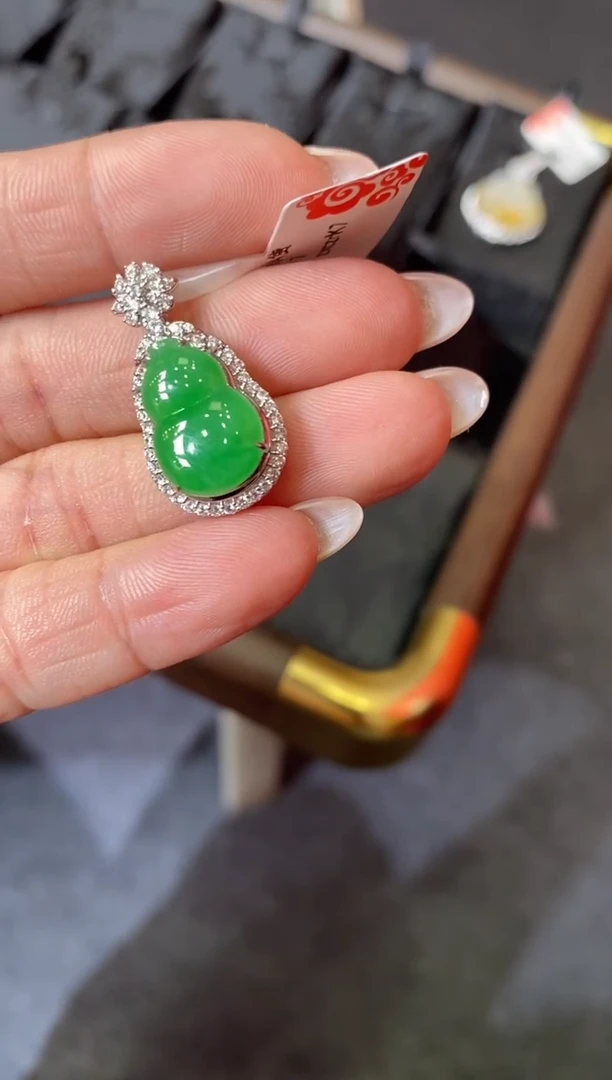 吊坠(不含链)18K金镶嵌翡翠葫芦