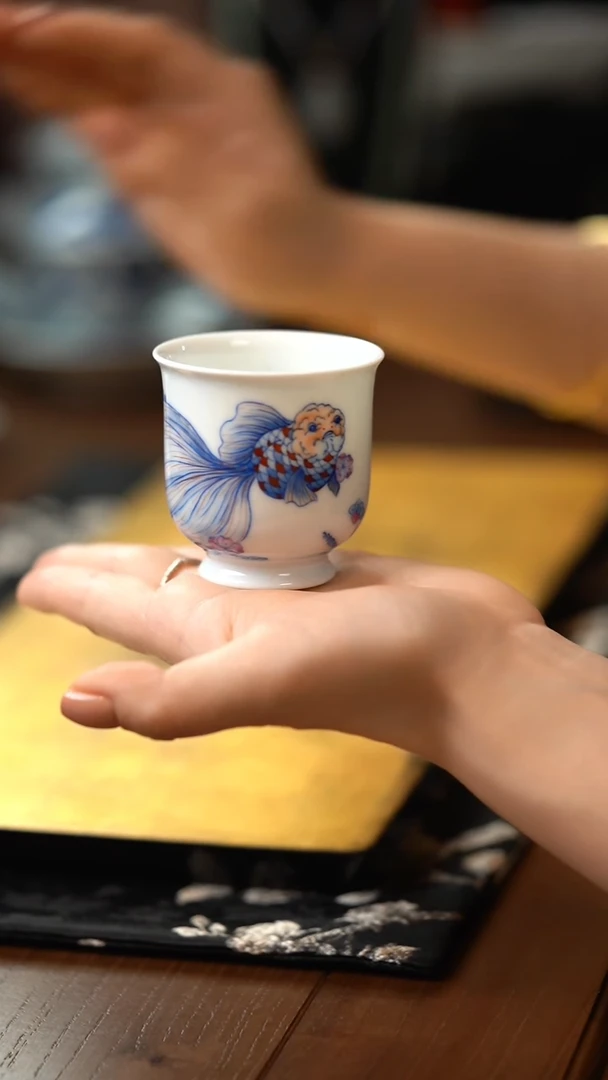 青时集·青花斗彩金鱼高足杯