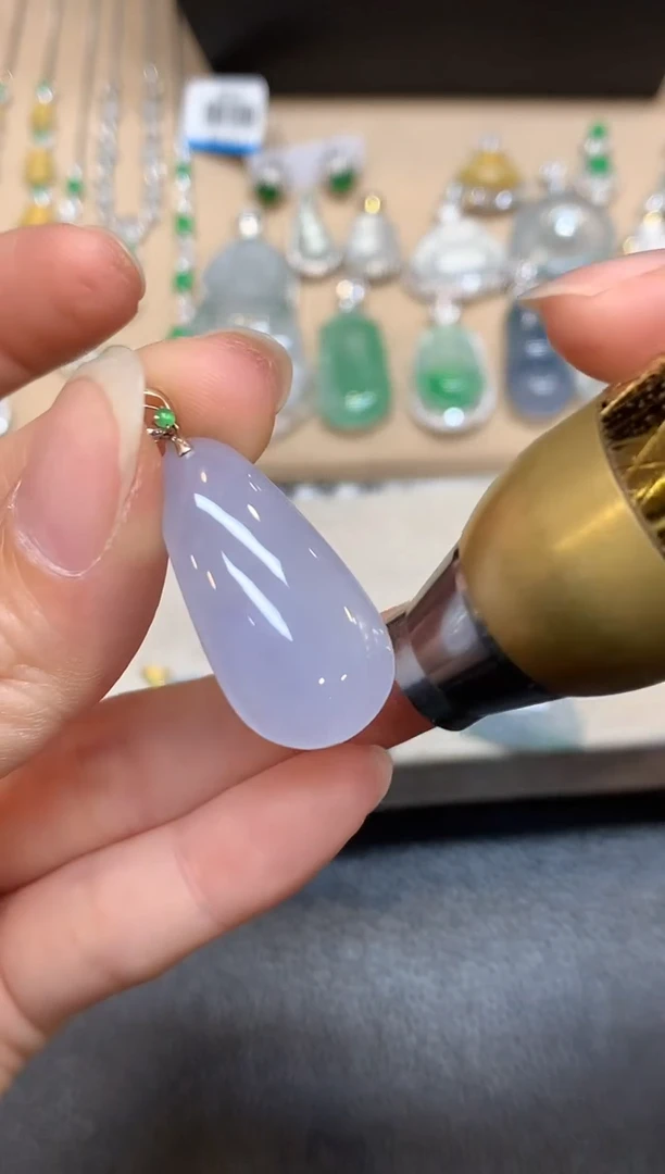 颈饰18K金镶嵌翡翠福瓜【无服务费