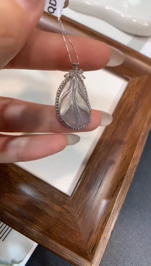 颈饰18K金镶嵌翡翠叶子