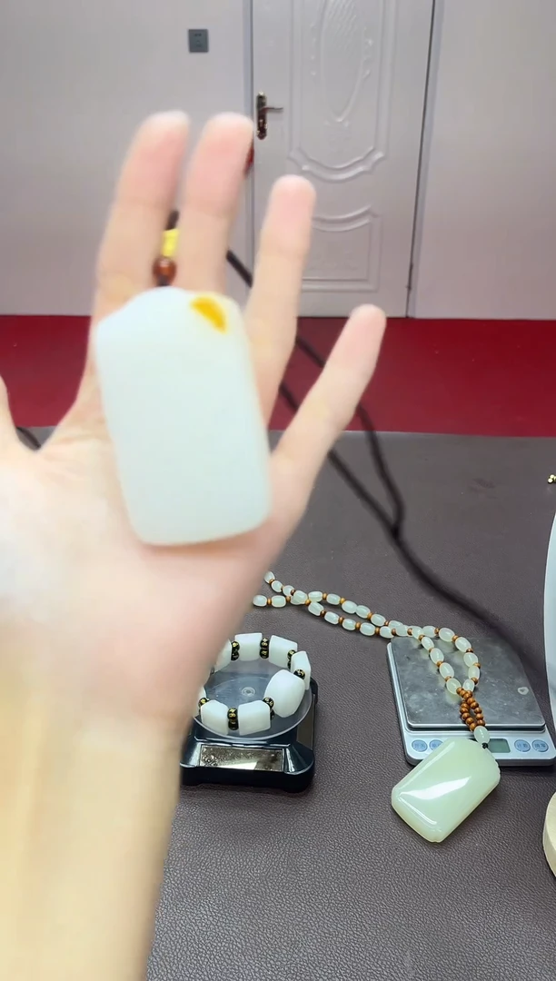 颈饰未镶嵌和田玉吊坠