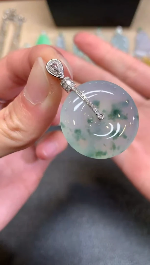 【闪购商品】翡翠颈饰18K金镶嵌平安扣【无服务费】