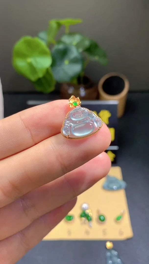 颈饰18K金镶嵌翡翠翡翠A货
