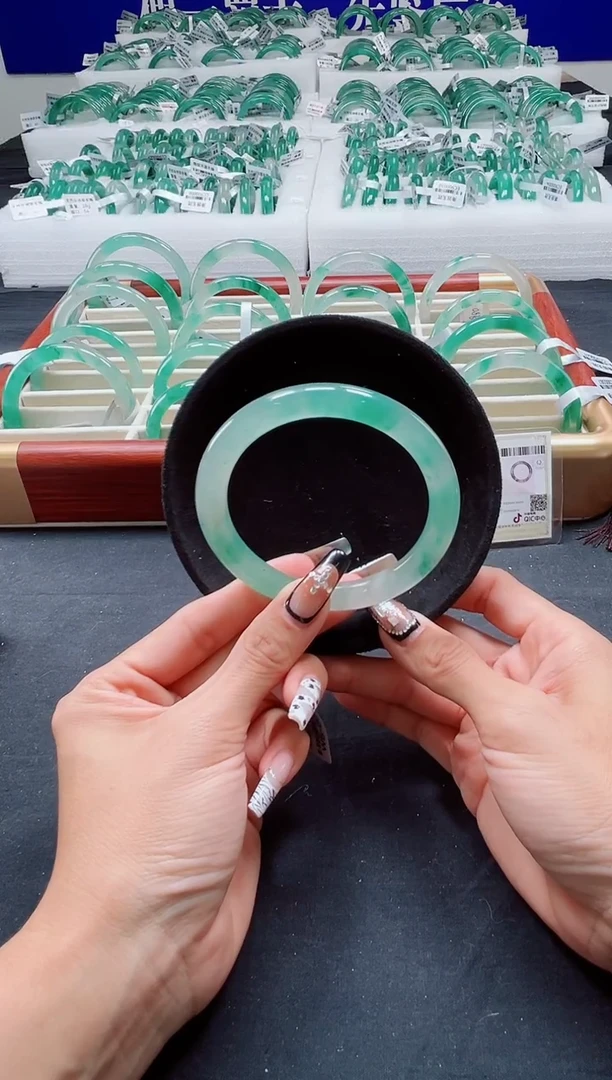 未镶嵌手镯石英质玉（非洲翠）圈口62