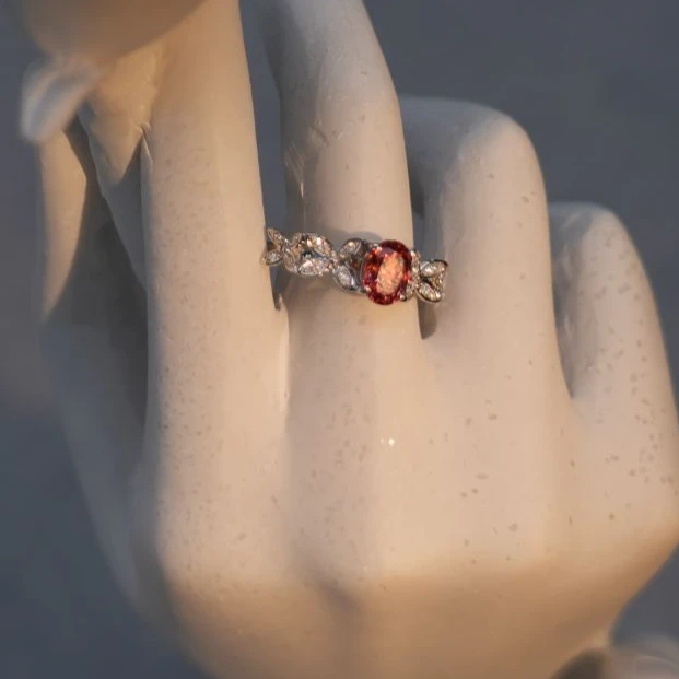 温暖且优雅的蓝宝石帕帕拉恰日落戒指