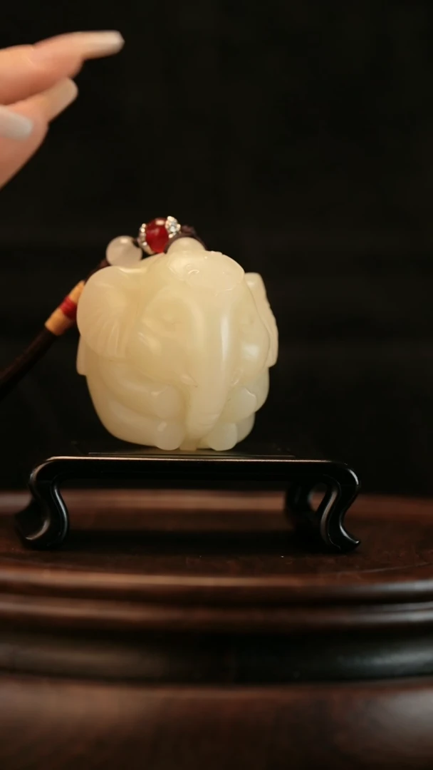 云南石竹叶青雕刻：手握吉象