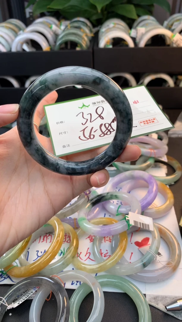 未镶嵌定制翡翠毛货需精细抛光+多人