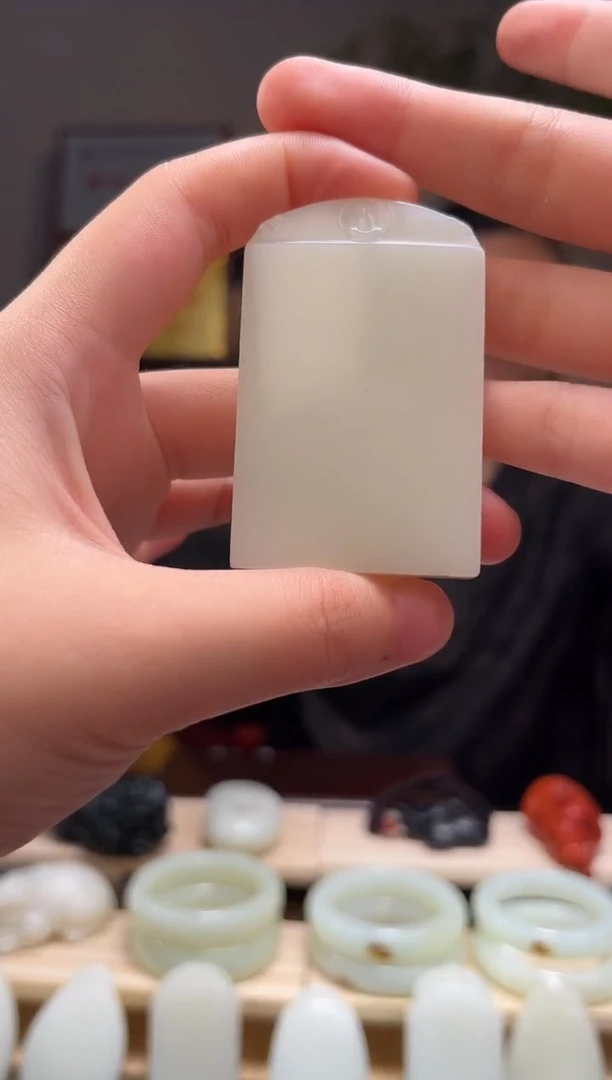 颈饰未镶嵌和田玉吊坠