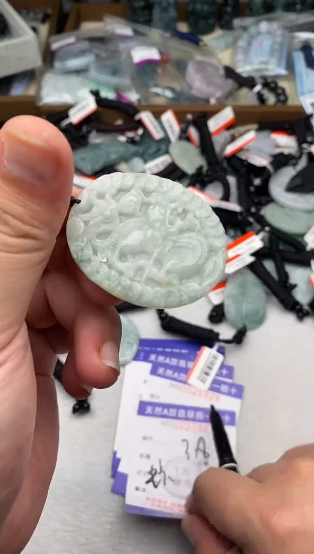 翡翠未镶嵌颈饰 多样性发其一