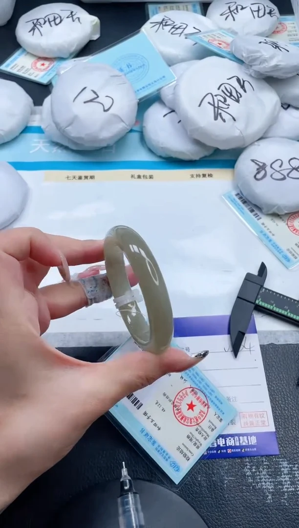 和田玉手镯未镶嵌30V234-53