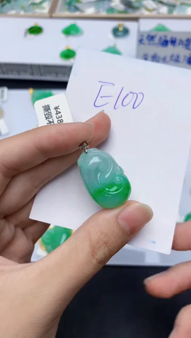 翡翠18K金镶嵌颈饰0000000000