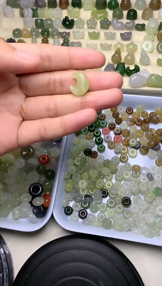 颈饰未镶嵌和田玉月亮