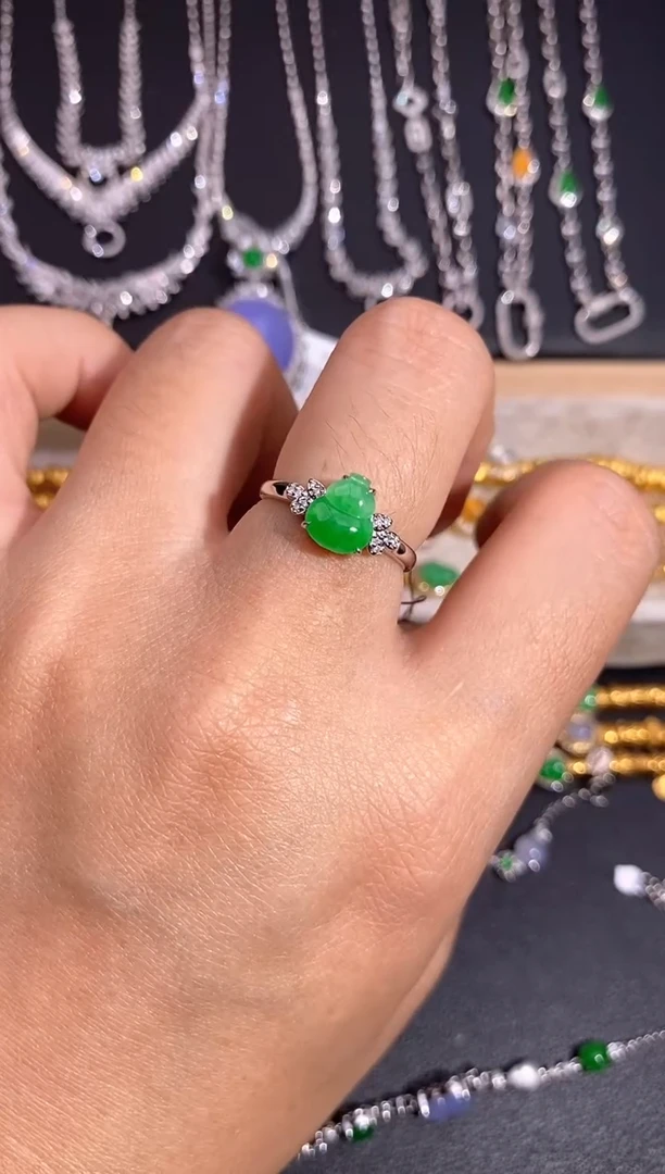 颈饰18K金镶嵌翡翠戒指