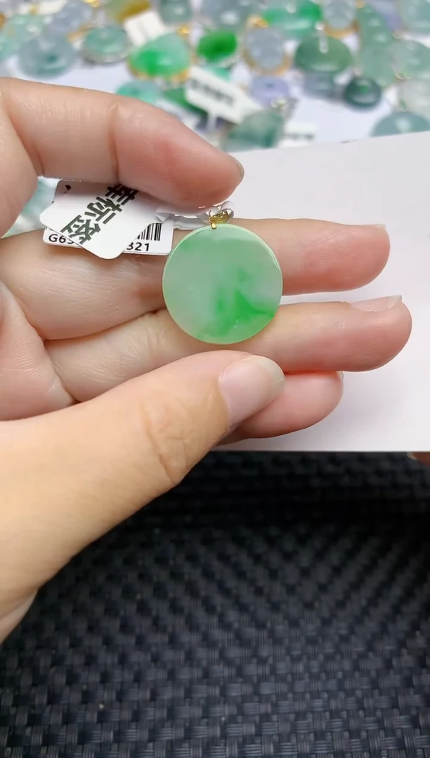 翡翠18K金镶嵌颈饰天然A货翡翠
