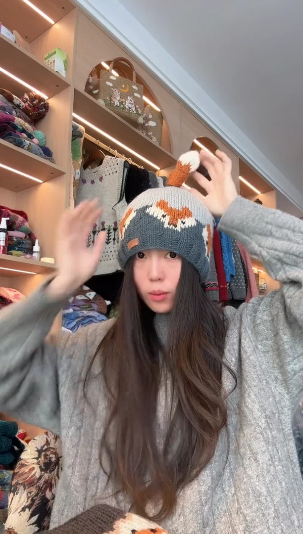 羊毛美利奴灰蓝狐狸尾巴帽