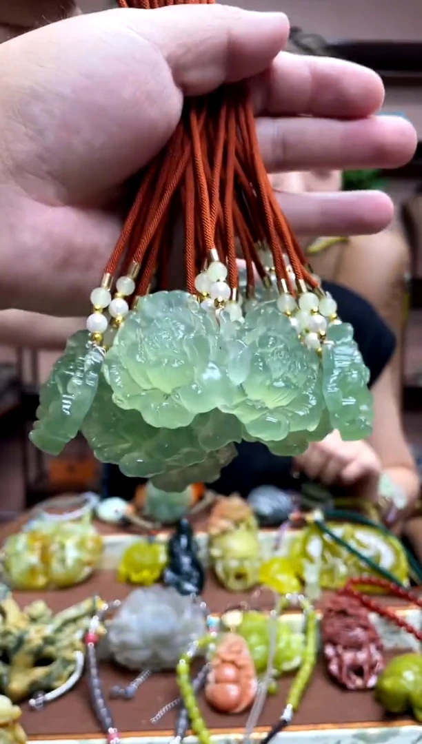 未镶嵌岫玉吊坠多样性发货发其中之一