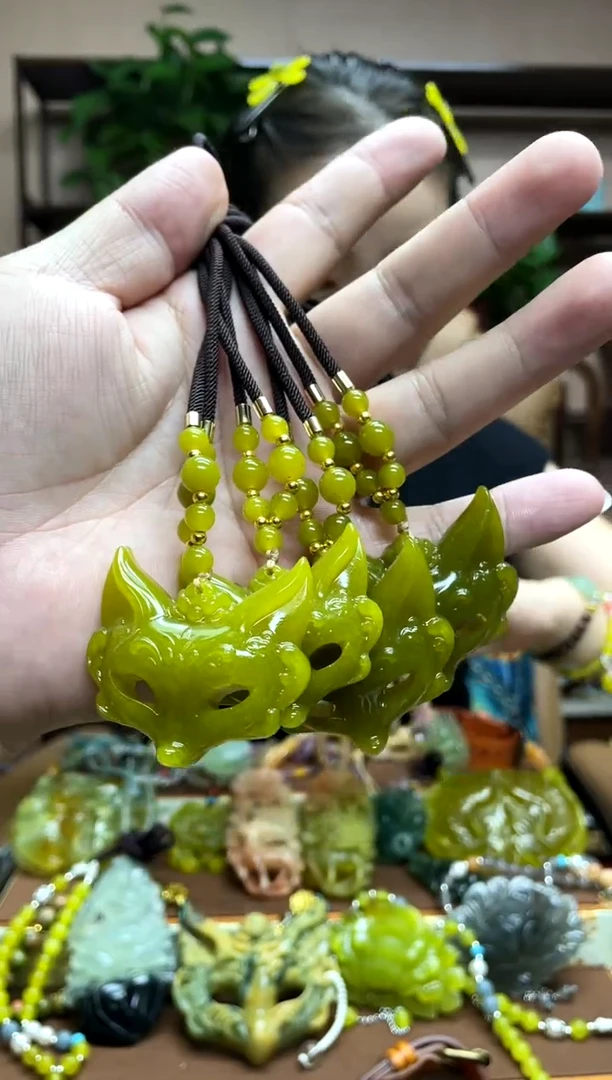 未镶嵌岫玉吊坠多样性发货发其中之一