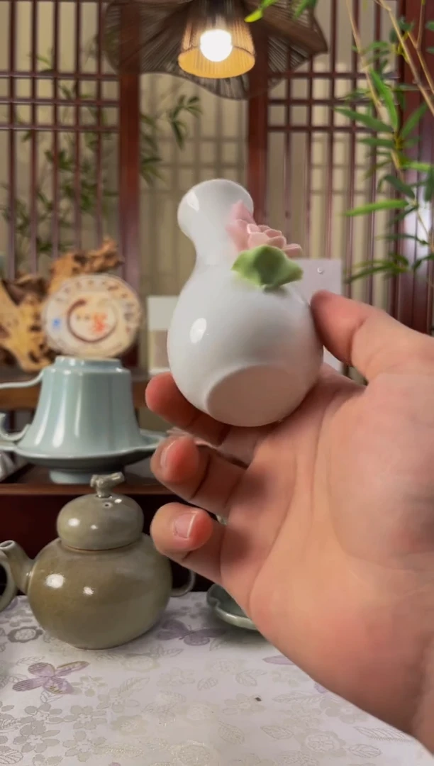 手工捏花白瓷花瓶