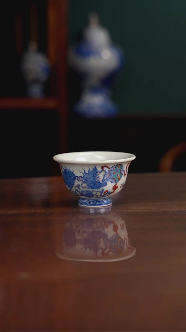 空山明月 新斗彩 双狮压手杯