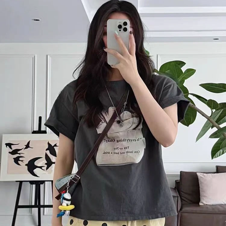 2025巨好看的夏日上衣超火减龄深灰色面包印花设计感宽松短袖T恤