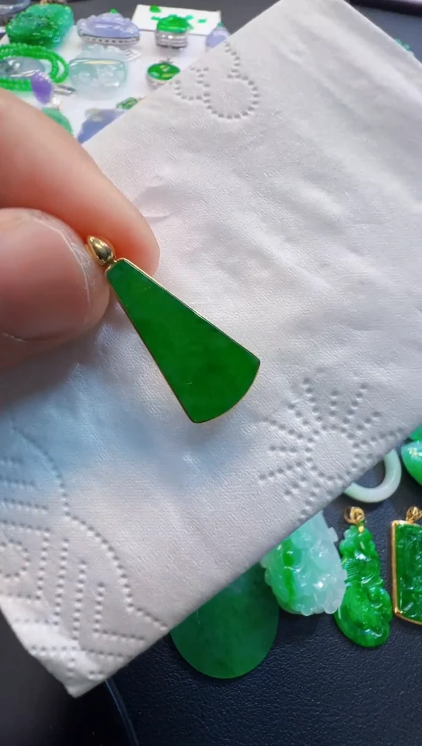 翡翠18K金镶嵌吊坠(不含链)1500