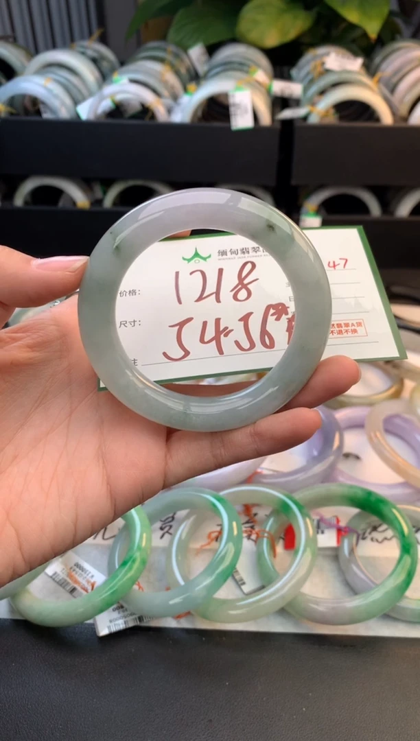 未镶嵌定制翡翠毛货需精细抛光+多人