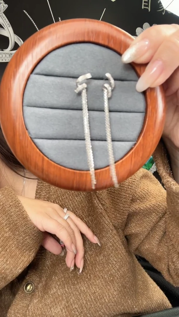 【闪购商品】钻石耳饰18K金镶嵌钻石耳饰