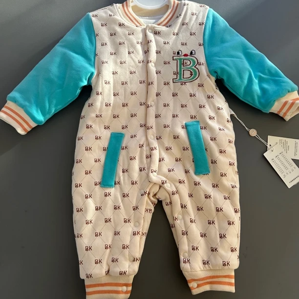 字母拼接  120克夹棉连体哈衣