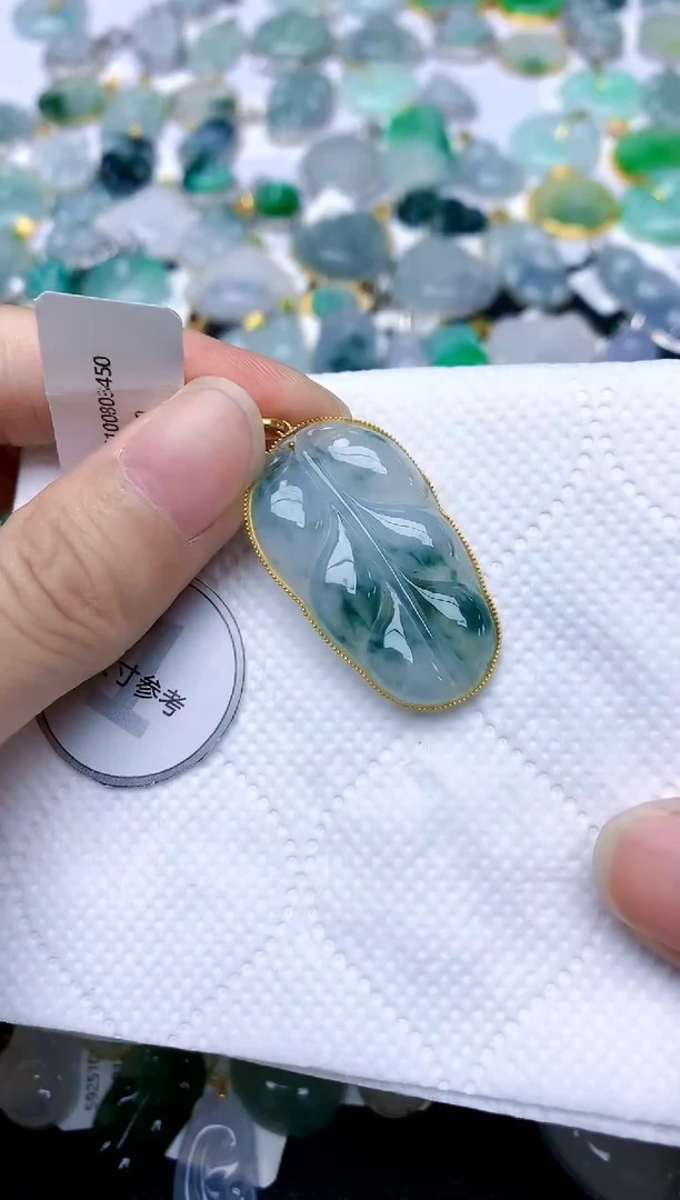 颈饰18K金镶嵌翡翠天然A货翡翠