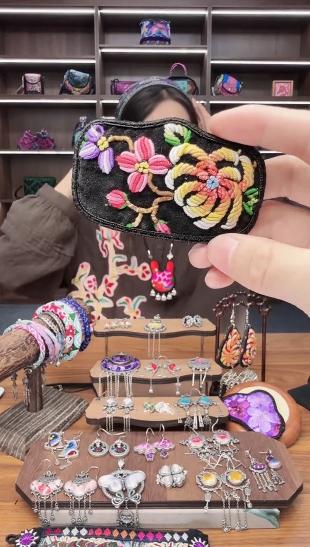 织绣17蒙阿苏苗绣传承店