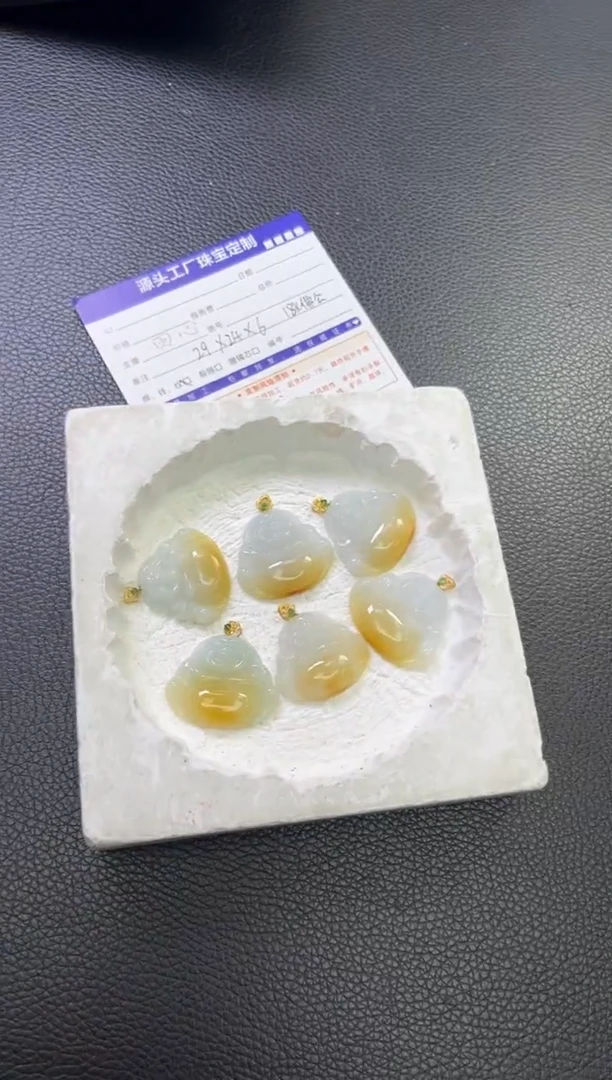 18K金镶嵌挂件翡翠佛公多样性发一件