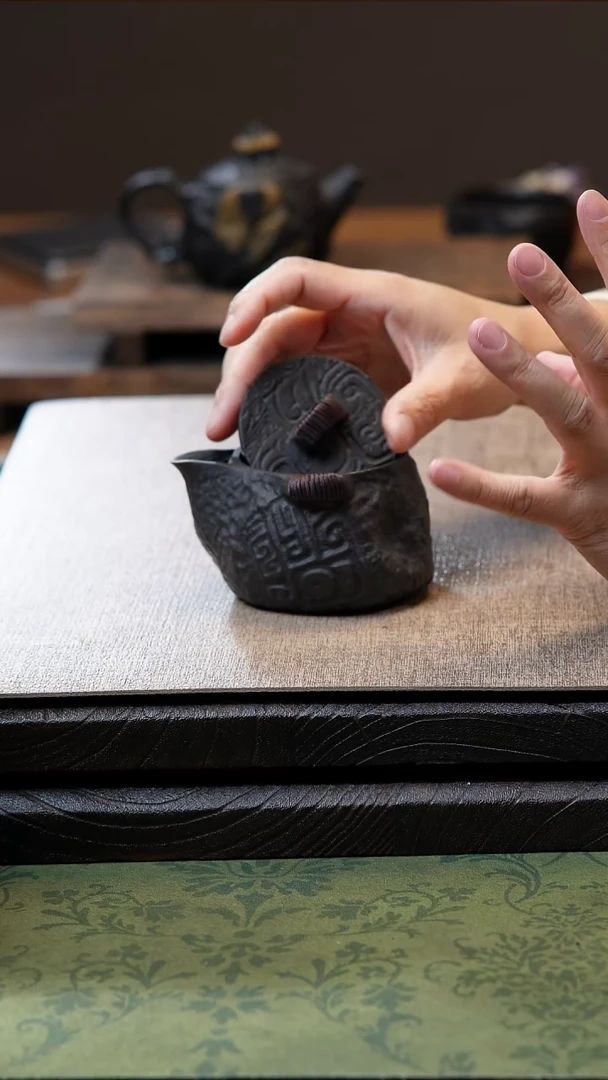 中式归玉堂冰碛岩重工雕刻饕餮宝瓶壶