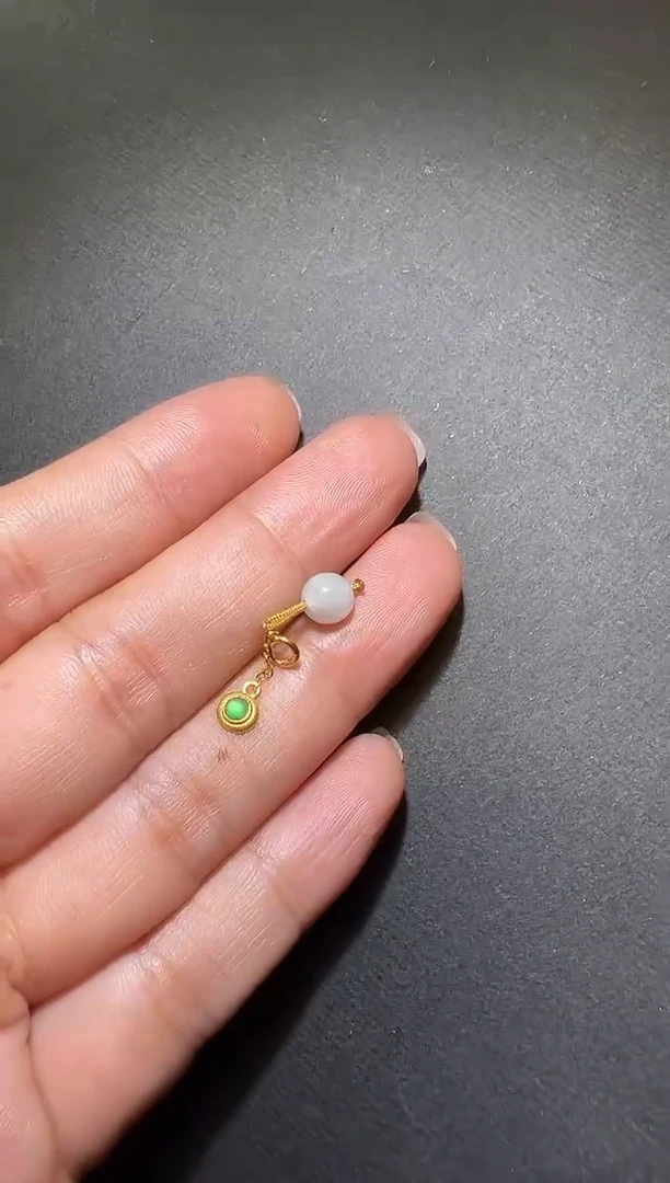 翡翠18K金镶嵌颈饰若****）翡翠万能吊坠