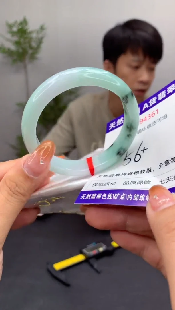 未镶嵌手镯翡翠有纹，完美者勿拍