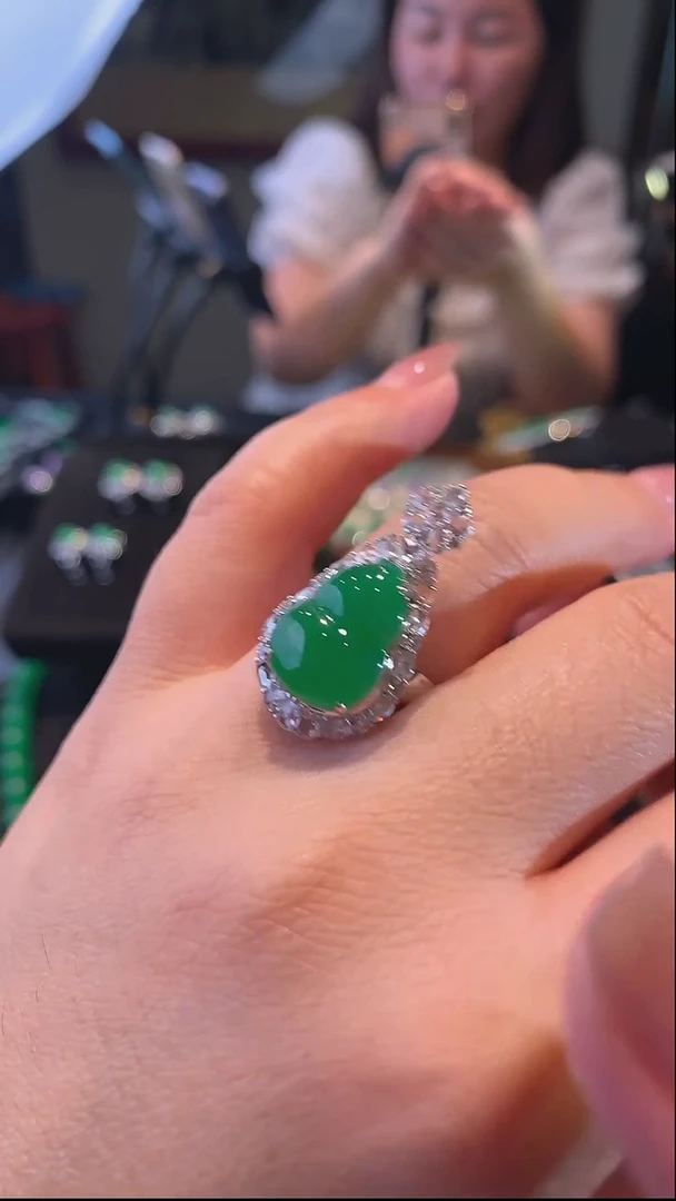 18K金镶嵌戒指翡翠戒指