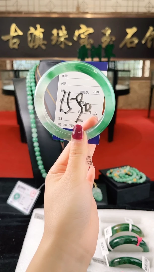 未镶嵌手镯石英质玉（非洲翠）微瑕，一经发货，运费不退介意勿拍