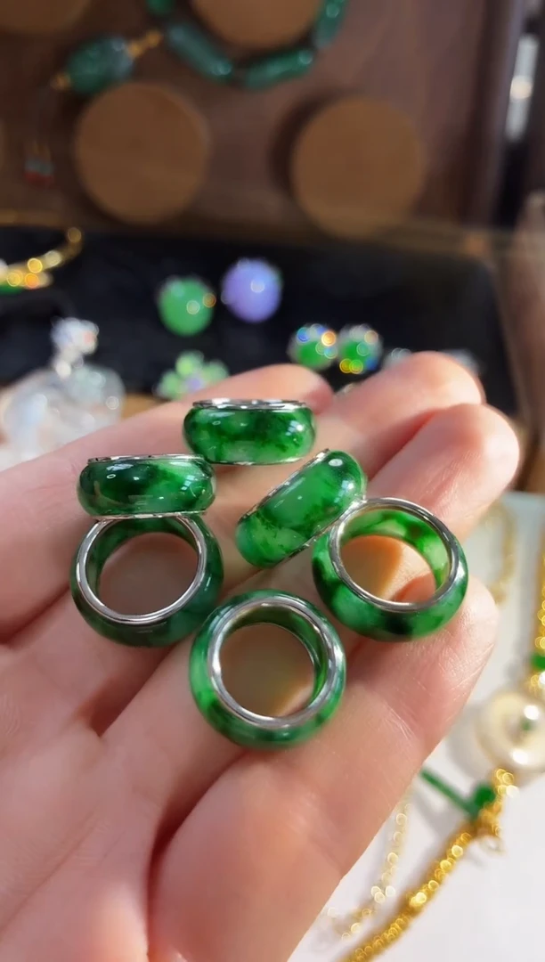 吊坠(不含链)18K金镶嵌翡翠吊坠（多样性发货发一个）