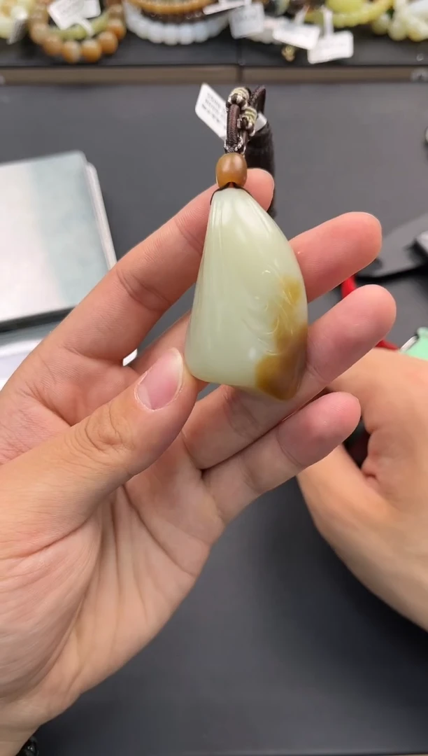 未镶嵌手串和田玉且末糖白吊坠微色差