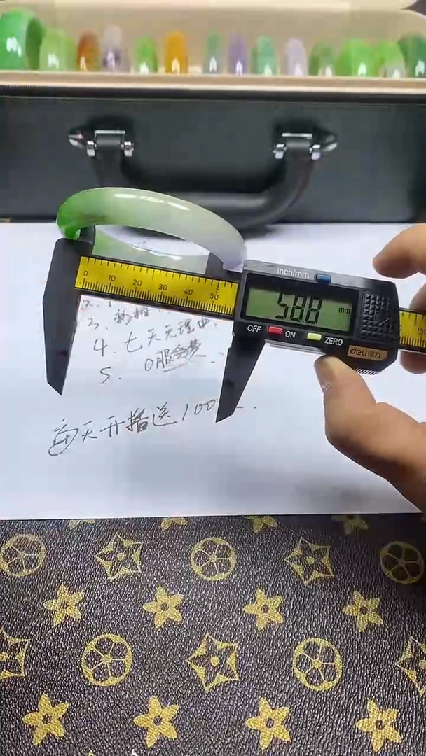 翡翠手镯未镶嵌010