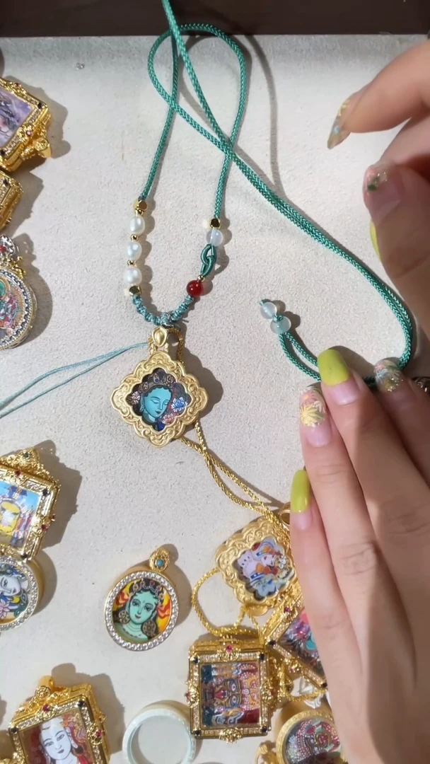 吊坠刘*娟菱形纽瓦力绿度金色链加蓝色绳