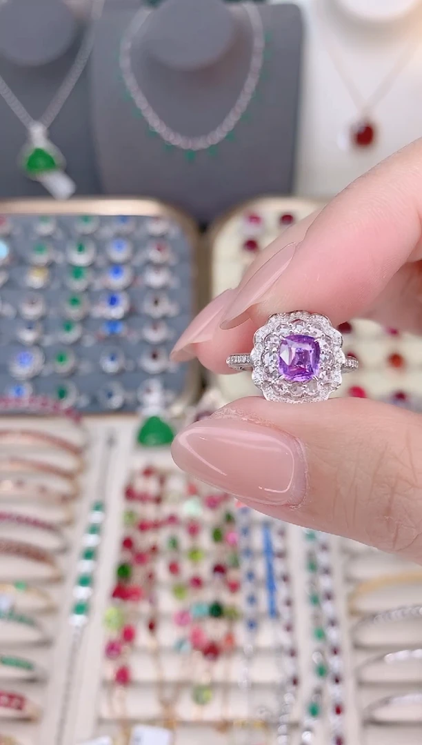 紫蓝宝戒指彩色蓝宝石18K金镶嵌.