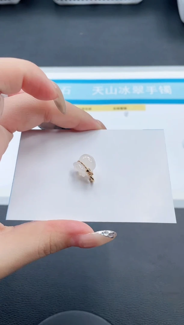 石英质玉未镶嵌颈饰福袋