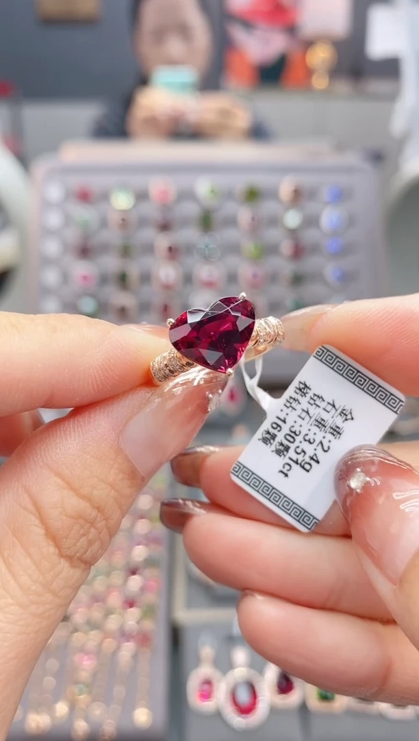 18K金镶嵌戒指碧玺3.51