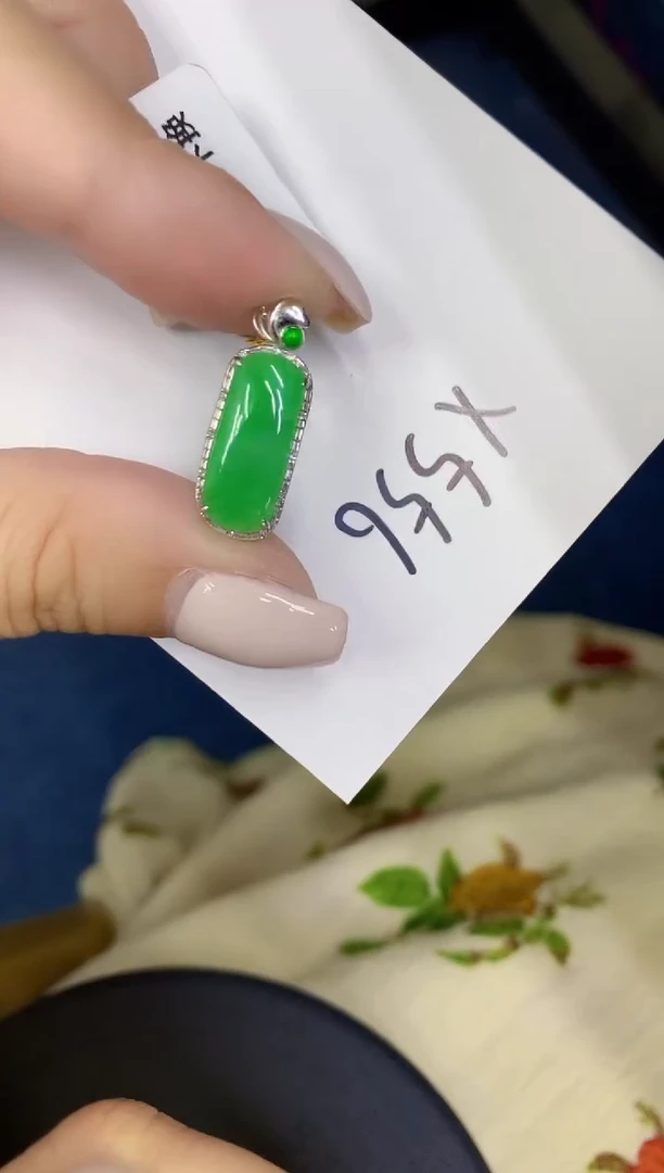颈饰18K金镶嵌翡翠缅甸天然翡翠A货