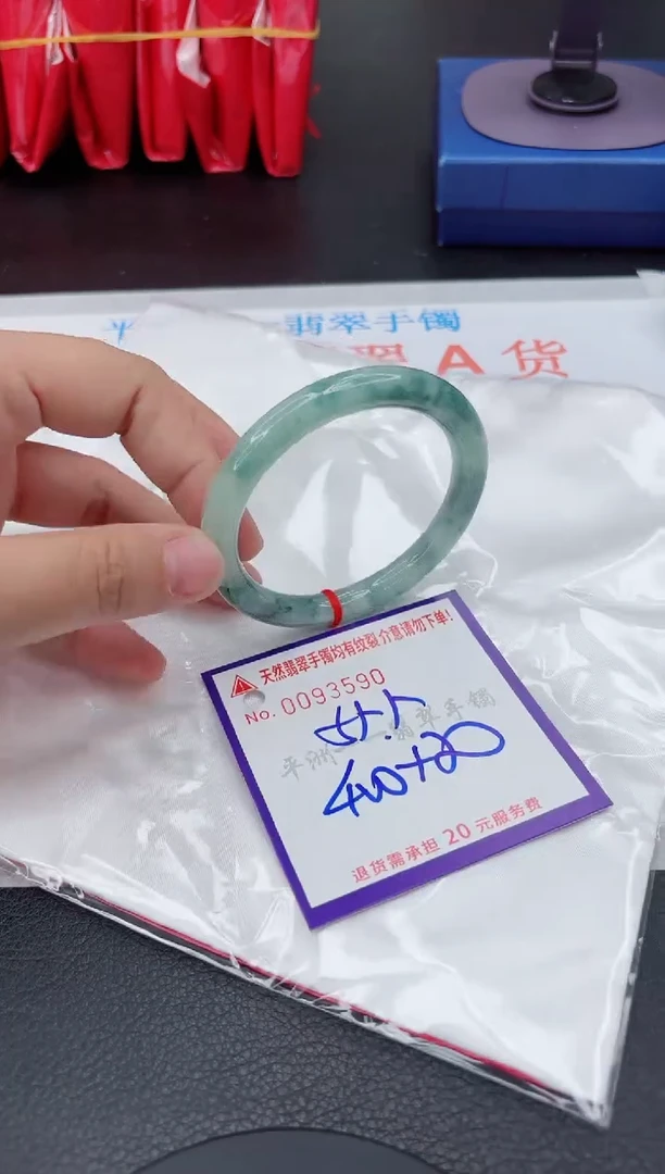 翡翠手镯未镶嵌1
