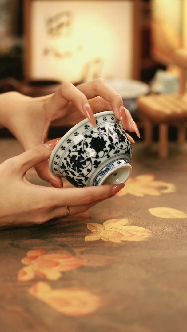 M3007/陶瓷青花缠枝莲压手杯