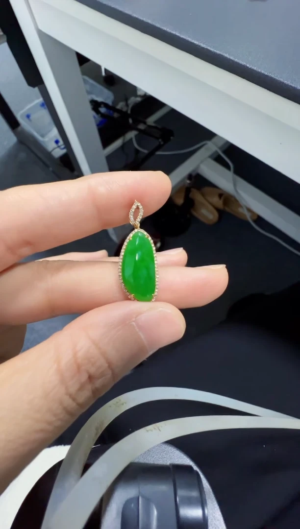 吊坠(不含链)18K金镶嵌翡翠6800