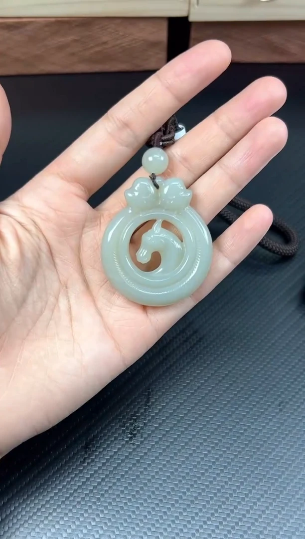 吊坠(赠链)未镶嵌和田玉且末微色差近矿把件